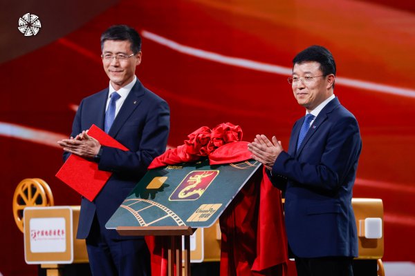 速配资 中国银联参与“中国电影消费年”启动仪式 联合建行发布“龙标”信用卡