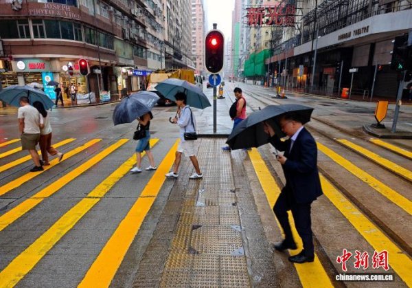 捷希源 台风“塔巴”袭港：风雨台风天 有序工作日