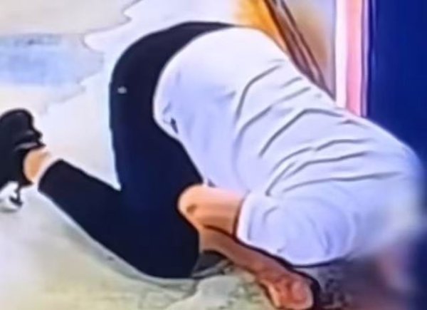 大牛配资 太原39岁无业男子在酒店趴地偷窥，被发现后逃跑！拘留十日